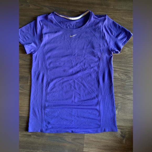 NWT NIKE Dri-Fit ADV Aura Slim Fit Short Sleeve Top - Picture 2 of 8